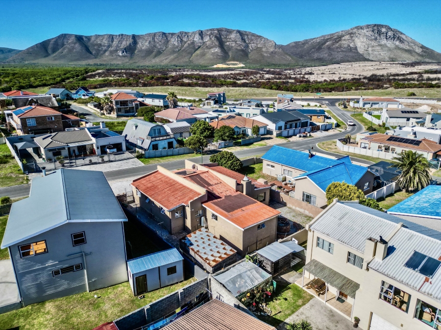 4 Bedroom Property for Sale in Perlemoenbaai Western Cape